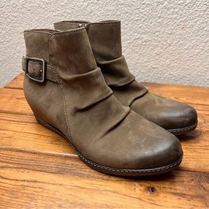 DANSCO Sz 6/37 Brown Nubuck DIstressed Leather Women’s Wedge Booties